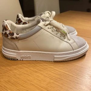 Axel Arigato  - Säljer mina Axel Arigato skor , väldigt lite använda, i väldigt bra skick. Helt skadefritt, inte slitna, inte tappat färg alls. 