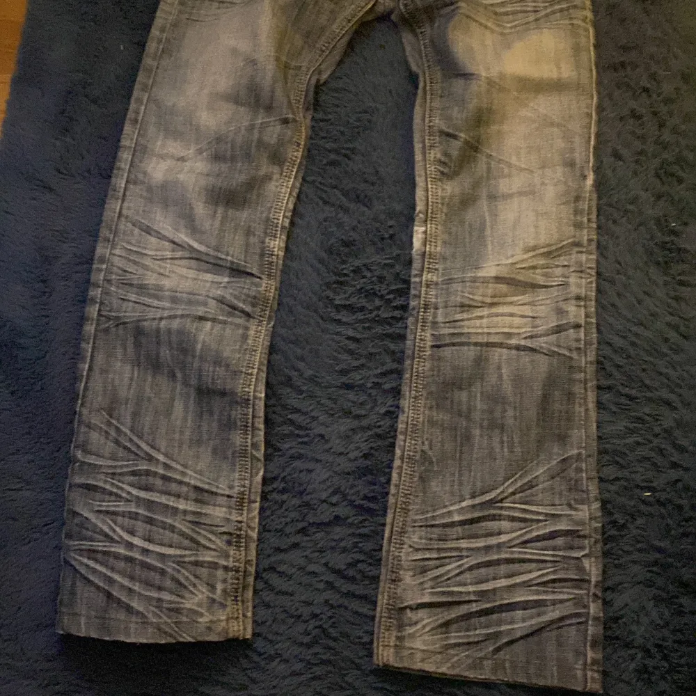 Super fina bootcut jeans med fint mönster på bakfickorna🫶 står att det är storlek w27 men är snarare w25/26. Jeans & Byxor.