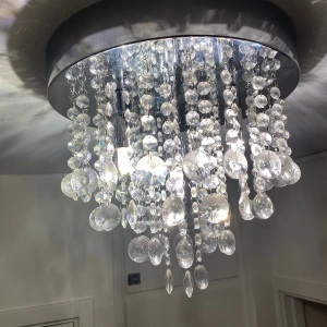 Lampa  - Som ny, köpt för 1299 kr. Säljer för 400 kr. Alla kristaller finns.