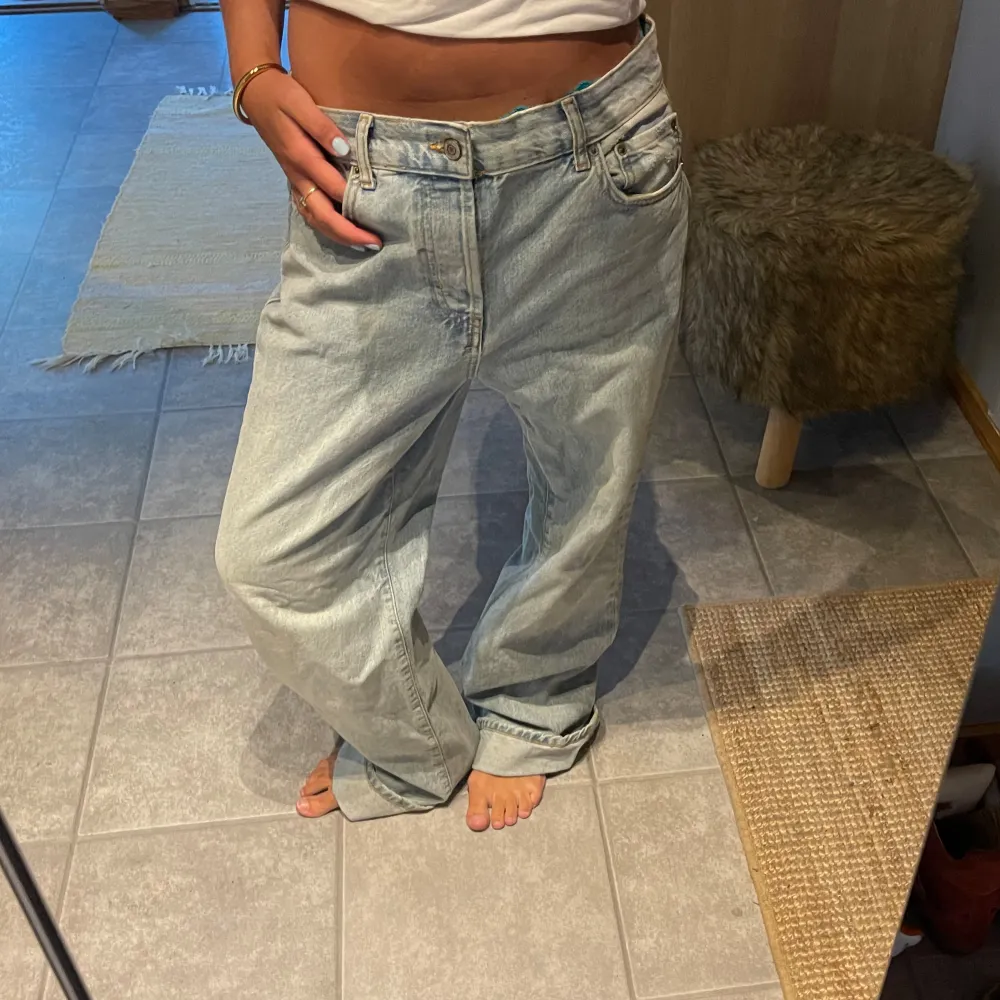 As coola baggy jeans från zara❤️😁Jag är 164 och dom är lite långa på mig menings problem om man viker upp ☺️☺️. Jeans & Byxor.