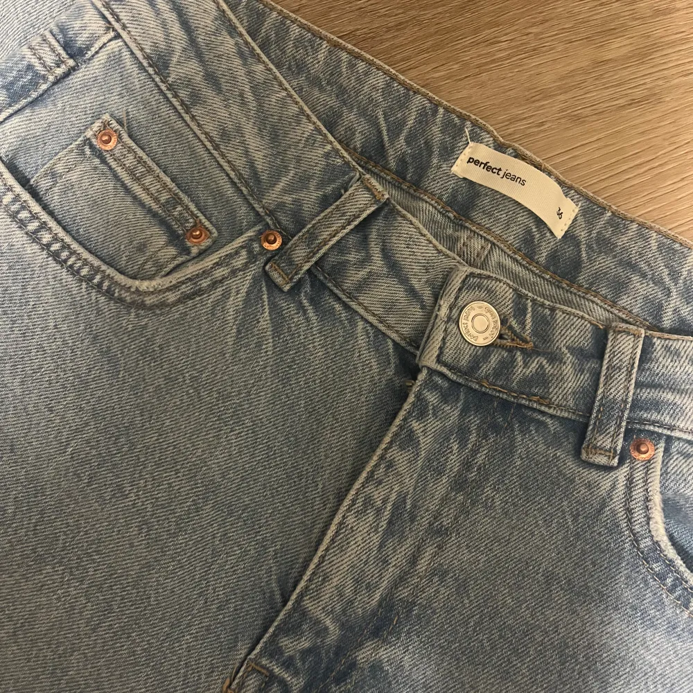 Säljer dessa superfina oanvända jeansen från Gina då de tyvärr är för små. Kvaliteten är som nytt❤️. Jeans & Byxor.
