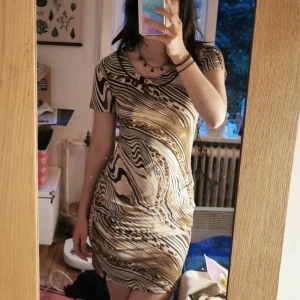 Cool djurprint klänning - Klänning i zebra och leopardprint som är köpt på secondhand! Bara att meddela om du har några frågor 🌸 Jag på bilderna är ca 170 cm och brukar ha storlek S