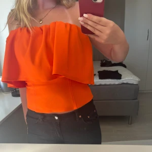 Topp - Snygg off shoulder topp, aldrig använd🧡skriv om frågor