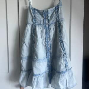 Säljer min superfina och helt nya klänning från Urban Outfitters som inte finns att köpa i den Sverige, då den tyvärr var för kort för mig. (För referens så är jag 180).🥰 Är i denim-imiterat tyg. Nypris 599 kr