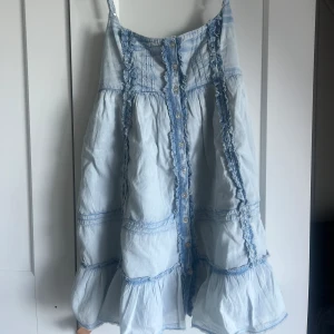 Perfekt sommarklänning!☀️ - Säljer min superfina och helt nya klänning från Urban Outfitters som inte finns att köpa i den Sverige, då den tyvärr var för kort för mig. (För referens så är jag 180).🥰 Är i denim-imiterat tyg. Nypris 599 kr