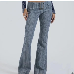 Jaded London Jeans - Säljer dessa ursnygga jeans från Jaded London som knappt är använda. Lågmidjade med en supernajs skärpdetalj. Smått slitage längst ner på ena byxbenet (se sista bild). Storleken är Waist 30 och nypris på jeansen är 1200. 