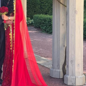 Kurdisk klänning  - Säljer min egendesignade kurdiska henna klänning. Har endast haft i några timmar.  Funkar för storlek 32-38.  Går även att hyra. Pris går att diskutera.