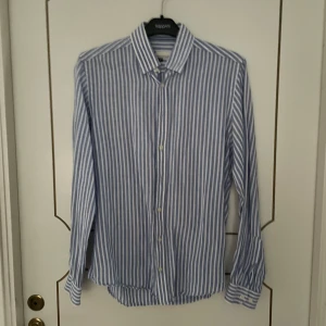 Linne skjorta - Säljer denna linne skjortan. Riktigt snygg och perfekt till sommaren. Inga defekter eller fläckar på skjortan. Skriv om du är intresserad eller har någon fråga.