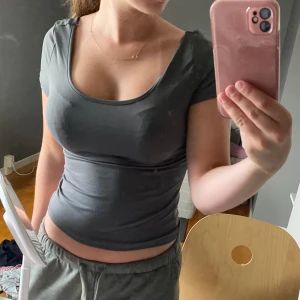 Grå urringad tröja ifrån H&M💞 - Jätte fin grå urringad tröja ifrån H&M i storlek M!💞