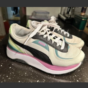 Puma sneakers stl 37 - Säljer mina Puma i stl 37. Tyff färgsättning och lite plattform!