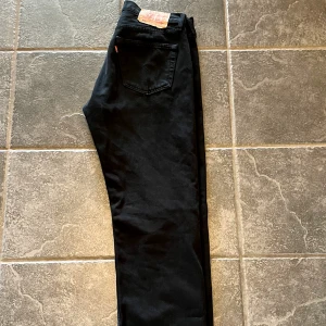 Levis 501 jeans - Ett par feta 501or som är storlek  W34 L32. Passar dig som är över 180 lång.