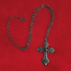 Ascoolt svart gothic halsband med stort kors! 🖤🗡️Kedjan är 41CM (justerbar hela vägen runt) och korset är 7x5,5CM 📏I superfint skick! ✨Köp nu ✉️