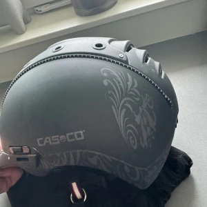 Ridhjälm - Casco mistrall ställbar 55-57, fint skick!