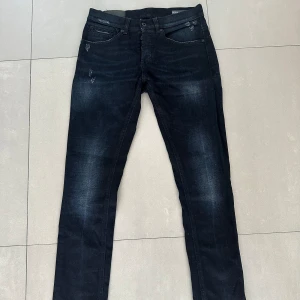 dondup george jeans - sjukt snygga dundup jeans i modellen george ( slimfit) med några sköna slitningar!  hör av er vid frågor&bilder 🙏🏽🤩