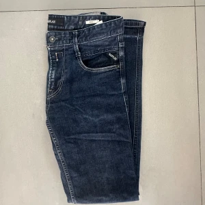 replay jeans - ett par riktigt snygga replay jeans i modellen anbass ( slimfit) i en skön blå färg!🙌🏽 hör av er vid fler frågor&bilder!!