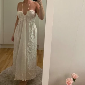 Klänning - Halterneck klänning från H&M. Storlek s.
