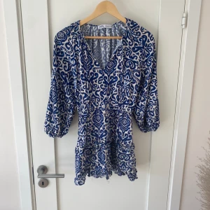 Zara klänning  - Använd men inga skador/fläckar på klänningen. Köpte förra året finns inte längre kvar i butik. Säljer för att den är för kort för mig. Jag är 169cm lång och den är för kort (Bilden på är från förra året)