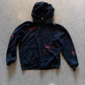 Sjukt snygg svart adidas hoodie med röd/oranga detaljer. Helt oanvänd i storlek M. Frågor? Skriv i DM. 🤙