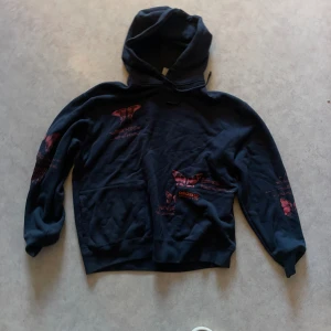 Adidas hoodie - Sjukt snygg svart adidas hoodie med röd/oranga detaljer. Helt oanvänd i storlek M. Frågor? Skriv i DM. 🤙