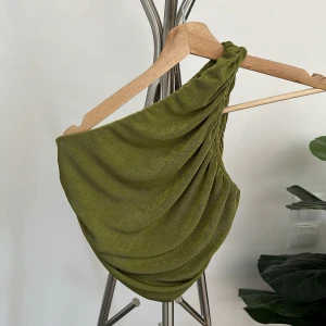 One shoulder topp - Grön, One shoulder topp från SHEIN. Använt 1 gång. SKIT snygg!!!