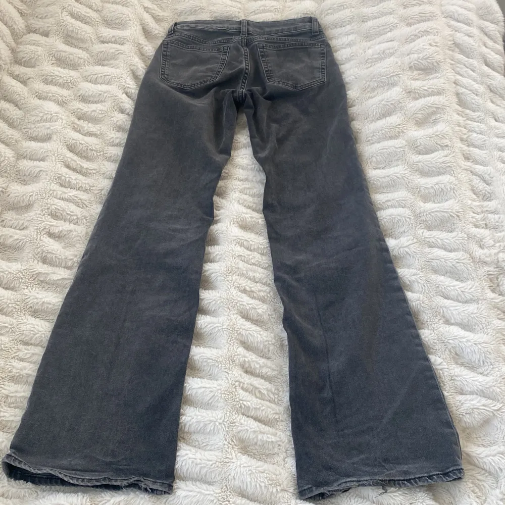 supersnygga jeans från h&m i modellen ”low flare” 💓. Jeans & Byxor.