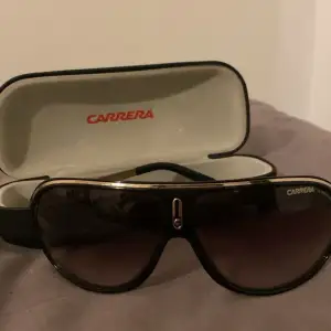 Säljer mina Carrera rush  solglasögon som jag köpte för 1500kr ingår sol fodral såklart  Pris kan diskuteras vid snabb affär  Det är i helt ny skick