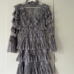 By Malina klänning XS - Blågrå klänning från by malina I fint skick utan defekter eller andra anmärkningar. Storlek XS, normal i storleken. 