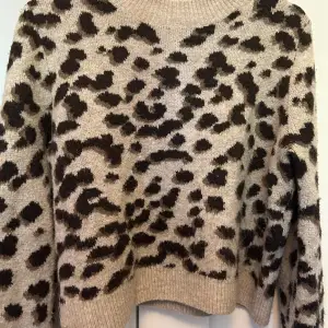 Jättefin leopard tröja ifrån hm som är i storlek xs men passar perfekt på någon som har storlek s💕💕
