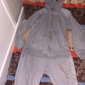 Hugo boss tracksuit  - Hugo boss tracksuit i guld grå jätte fin men tyvär stor på mig där den är XL men passar även L jätte bra mer frågor de bara agg ställa pris diskuteras