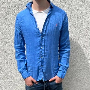 Ralph Lauren skjorta 100%linne - Säljer denna feta linneskjortan från Ralph Lauren. Skjortan är i otroligt skick, inga defekter och passar perfekt nu till sommaren!kontakta vid eventuella frågor.