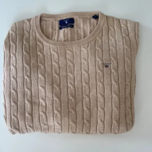 Gant tröja - En gant tröja/kofta i storlek L (beige). Väldigt bra skick och passar perfekt i alla årstider. Speciellt nu på sommaren 