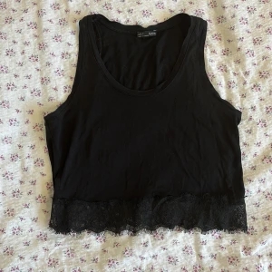 Svart topp  - Svart topp från Zara, mönstrad spets liknande längst ner på linnet. Använd fåtal gånger  Storlek S, passar ca 152-160 Djurfritt o rökfritt hem😊