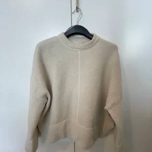 Stickadtröja  - En jättefin stickad tröja med en slits där nere som knappt är använd. Den är i fint skick och jag säljer den eftersom den är lite för stor