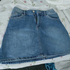 Blå jeanskjol - Snygg blå jeanskjol, perfekt till sommaren. Säljes pga börjar bli för liten för mig. Skriv för fler bilder 🫶🏼