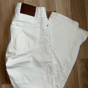 Jeans - Vita jeans från Ljung Köpta för att användas under 1 tillfälle, så är i riktigt bra skick Storlek 30 alltså S/M Nypris:1 300 Pris går att diskuteras vid snabb affär