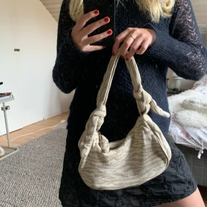 Axelväska zebra - Söt beige axelväska från Zara! Väldigt bra & hållbart material.