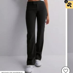 Low waist kostymbyxor Nelly - Supersnygga lågmidjade kostymbyxor från Nelly. Använda endast ett fåtal gånger.  Nypris 399kr