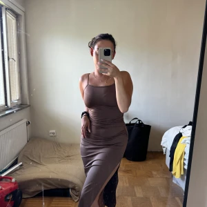 Sommar klänning  - Använd 2 gr, Stl: S. Slits vid sidan av ena benet och knuten i baksidan. 