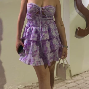 Sommarklänning  - Blommig klänning med volang som går att bära och knyta på olika sätt, bara använd 2 gånger!  Från shein