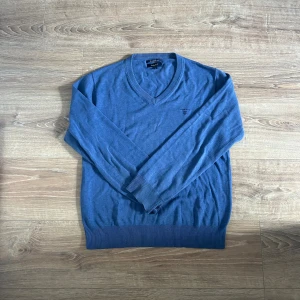Gant tröja  - En snygg tröja i toppen skick som passar till det mesta. hör av er vid frågor annars är det fritt fram att använda ”köp nu”.