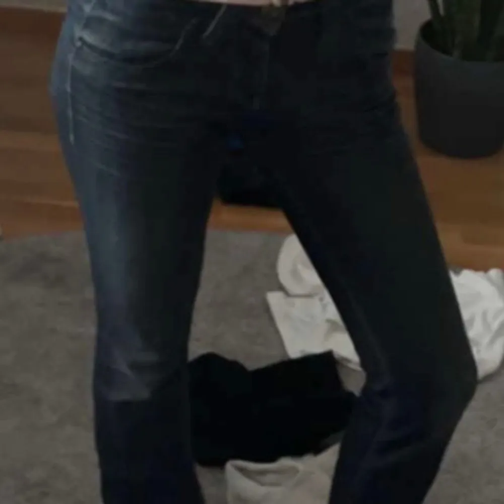 Utsvängda jeans som inte kommer till användning då de blivit försmå. Sitter jättefint på och är i bra skick. Köpta second hand.. Farkut & Housut.