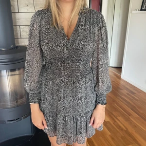 Volangklänning  - Säljer min helt oanvända klänning från zara, köpt för nån månad sen. Köpte för 399kr