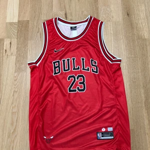 Basketbollsdress  - Basketbollsdress säljs i storlek 176.  Den är i fint skick. 