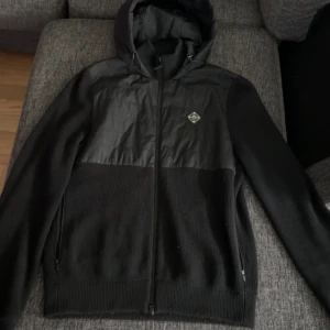 J.lindeberg cardigan - Säljer en snygg cardigan från j.lindeberg i storlek M, modellen är 187 cm lång  Den är i fint skick och inga skador finns, pris kan diskuteras