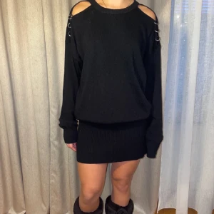 Diesel klänning - Såååå sjukt fin, älskar den. Har tyvärr inte kommit till användning då den är för stor för mig. Det är inte en kjol utan det ska se ut så. Sååå fin kvalite, man kan även ta bort silver grejerna på axlarna. Storlek 38. Nypris: 1900. 