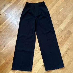 Svarta kostymbyxor - Säljes då de är för korta för mig som är 178 cm. Aldrig använda och normala i storleken.