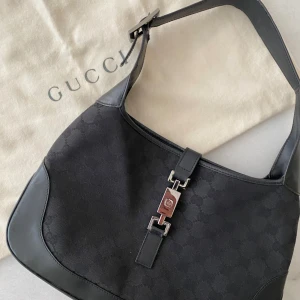 Gucci Jackie Väska - Säljer min vintage Gucci väska i modellen Jackie (givetvis äkta!). Sliten på två ställen i axelremmen, se bild 4. Köpt på Plick. För mer info och bilder skicka dm!💗
