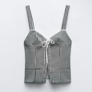 Korsettopp - Säljer denna oanvända slutsålda från zara. Rutig korsett topp som sitter skit snyggt. Prislappen kvar.💞har fler saker från zara på min profil så kolla gärna där! 