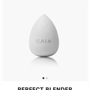Caia beauty blender - Hej! Jag säljer en Caia beauty blender. Den är exakt samma som på bilden fast i färgen röd! Den är såklart helt ny❤️
