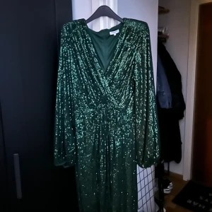 Paljettklänning Bubbleroom - Använd en gång. Axelvaddar inuti. Väldigt bekväm. Något längre. Nypris: ca 2000